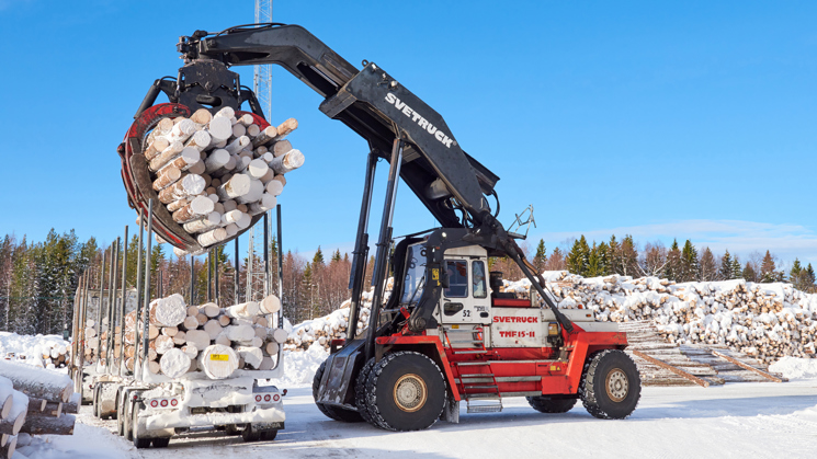 truck lastar träråvara