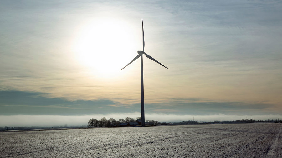 ett vindkraftverk i solen