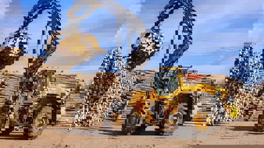 gul timmertruck på ett sågverk