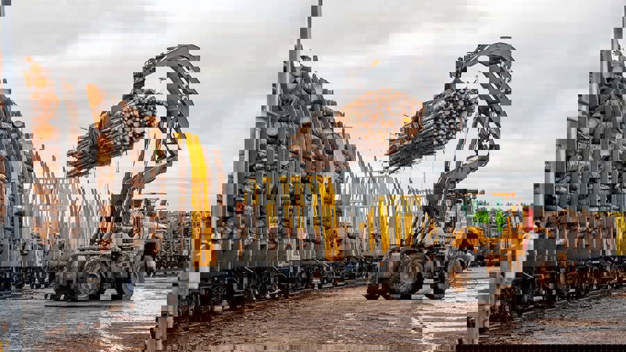 lastning av timmer på tåg i kjula logistikpark