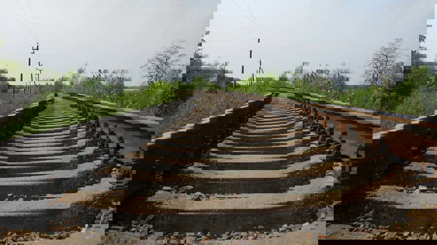 närbild på järnvägsräls